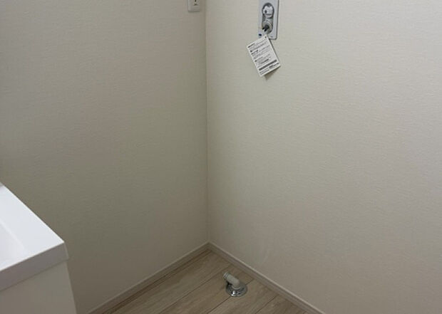 【ランドリースペース】ランドリースペースも気になります。洗濯機置場があり「洗う、干す、取り込む、アイロンがけ、たたむ」など、洗濯に関する家事をするための空間です。広さや収納など付帯設備も含めて、詳細は現地でご確認ください。