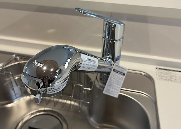 【キッチン水栓】キッチン水栓は、毎日必ず使うものだからこそ、使いやすさが重要です。シャワーヘッドの切り替えがスムーズか、吐水量が調節できるか、水しぶきが飛び散りにくい構造か、浄水機能が付いているかなど、日々の家事を快適にするための機能が数多くあります。また、デザインも多種多様なので、キッチン全体の雰囲気に合わせたものを選ぶことができます。