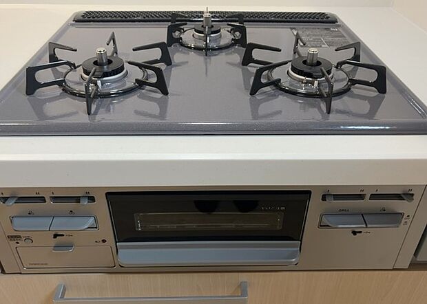 【キッチンコンロ】キッチンコンロは、料理の質を大きく左右する重要な設備です。火力調整のしやすさ、グリル機能の有無、安全装置の充実度など、選ぶポイントがたくさんあります。特に、IHクッキングヒーターは、お手入れのしやすさや安全性が高く、近年人気が高まっています。