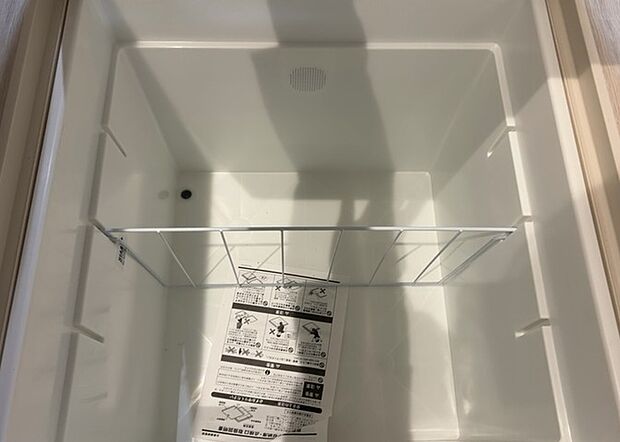 【キッチン床下収納】キッチン床下収納は、調理器具や食器などをスッキリと収納できる便利なスペースです。収納量が多いもの、引き出しがスムーズに開閉するものなど、使い勝手の良いものを選ぶことが大切です。また、湿気がこもりやすい場所なので、通気性の良いものを選ぶこともおすすめです。