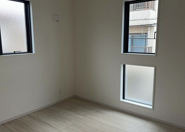 【洋室】洋室のメリットは重い家具が置きやすく、身の回りが整理しやすいことです。 床がフローリングのため畳とは異なり凹みにくいです。 クローゼットなど収納が豊富で、普段使わない旅行カバンや服の整頓も簡単にです。