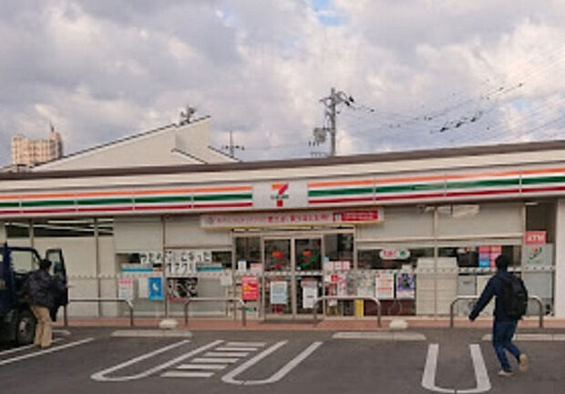 セブンイレブン 町田高ヶ坂ニ丁目店（約547m）
