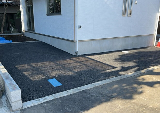 【駐車場】駐車場と明記されていても、最小スペースでつくられた駐車場だと大型車は駐車できなかったり、出入りしにくくなったりする可能性があります。お車のサイズと購入したい物件の駐車場のサイズを現地で確認しましょう。