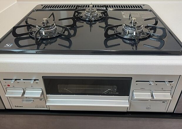 【キッチンコンロ】キッチンコンロは、料理の質を大きく左右する重要な設備です。火力調整のしやすさ、グリル機能の有無、安全装置の充実度など、選ぶポイントがたくさんあります。特に、IHクッキングヒーターは、お手入れのしやすさや安全性が高く、近年人気が高まっています。