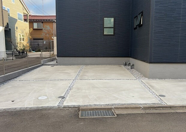 【駐車場】駐車場と明記されていても、最小スペースでつくられた駐車場だと大型車は駐車できなかったり、出入りしにくくなったりする可能性があります。お車のサイズと購入したい物件の駐車場のサイズを現地で確認しましょう。