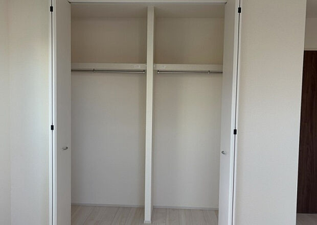 【ウォークインクローゼット】ウォークインクローゼットがあれば、クローゼット内でコーディネートが完成できますし、季節の変わり目に行う衣替えの手間も省けます。また、スーツケースなど大きいものもしまうことができ使い勝手がよいです。
