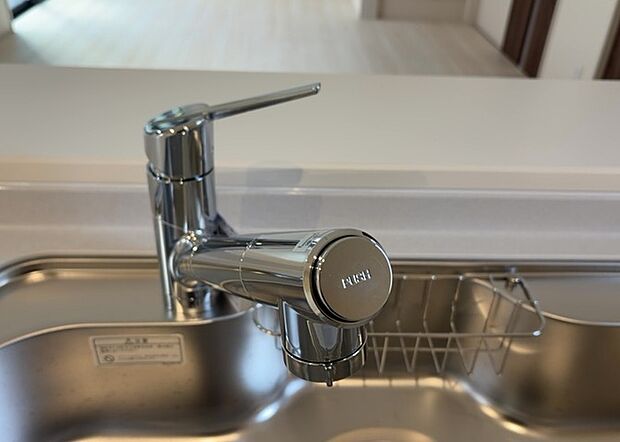 【キッチン水栓】キッチン水栓は、毎日必ず使うものだからこそ、使いやすさが重要です。シャワーヘッドの切り替えがスムーズか、吐水量が調節できるか、水しぶきが飛び散りにくい構造か、浄水機能が付いているかなど、日々の家事を快適にするための機能が数多くあります。また、デザインも多種多様なので、キッチン全体の雰囲気に合わせたものを選ぶことができます。