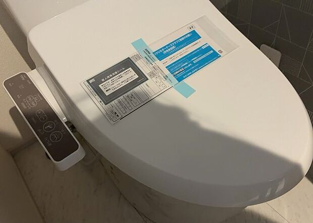 【ウォシュレット(リモコン)】ウォシュレットは、衛生面だけでなく、快適性も向上させる便利な設備です。洗浄機能の種類や水温調節機能など、様々な機能が付いたものが多くあります。リモコンも、操作が簡単で、使いやすいものを選びましょう。