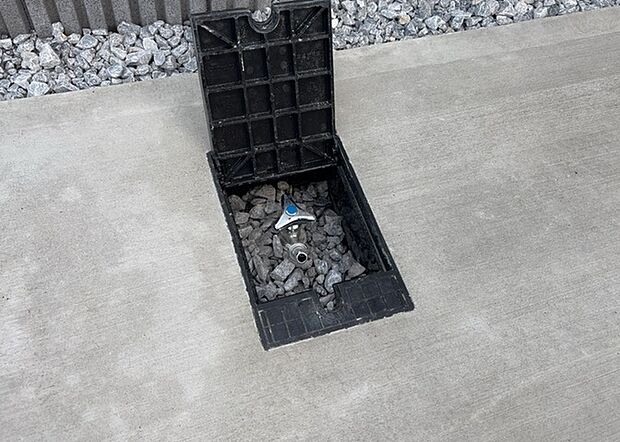 【外水栓】外水栓は、庭の水やりや洗車など、様々な用途に使える便利な設備です。ホースがしっかりと接続できるもの、水圧が安定しているものなど、使い勝手の良いものを選びましょう。また、凍結防止機能が付いているものなら、冬場でも安心して使用できます。