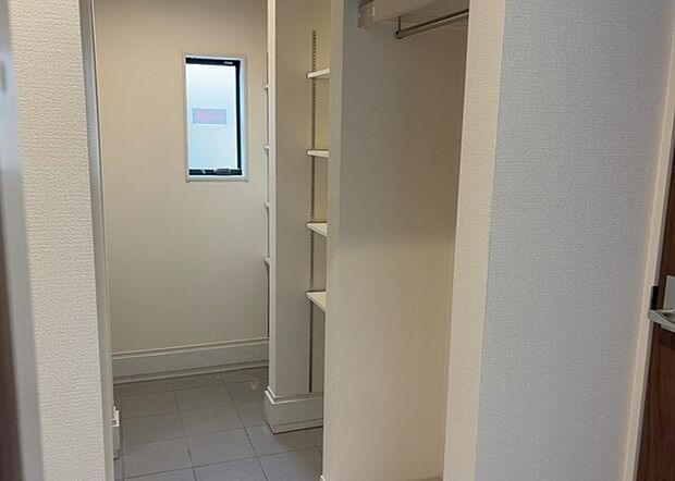 【玄関収納】玄関収納は、靴や傘、コートなどをスッキリと収納できるだけでなく、来客時に見せる顔となるため、家の顔とも言えます。収納量だけでなく、デザイン性も重視したいところです。ミラー付きの収納であれば、外出前の身だしなみチェックにも便利です。