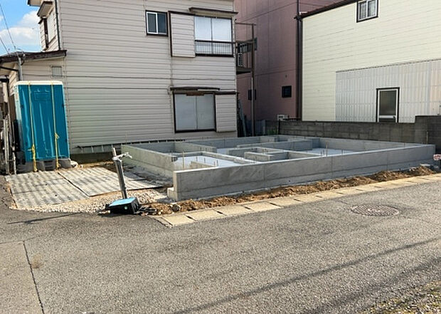 【前面道路含む現地写真_2】お持ちの車種によっては前面道路が広い方が便利でしょう。しかし、前面道路が広ければその分交通量が多くなるため、騒音などが気になる場合があります。実際に現地を見学し、周辺交通量や騒音などを確認しましょう!