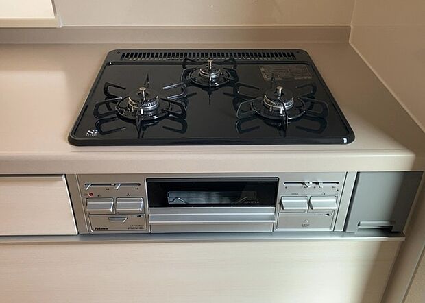 【キッチンコンロ】キッチンコンロは、料理の質を大きく左右する重要な設備です。火力調整のしやすさ、グリル機能の有無、安全装置の充実度など、選ぶポイントがたくさんあります。特に、IHクッキングヒーターは、お手入れのしやすさや安全性が高く、近年人気が高まっています。