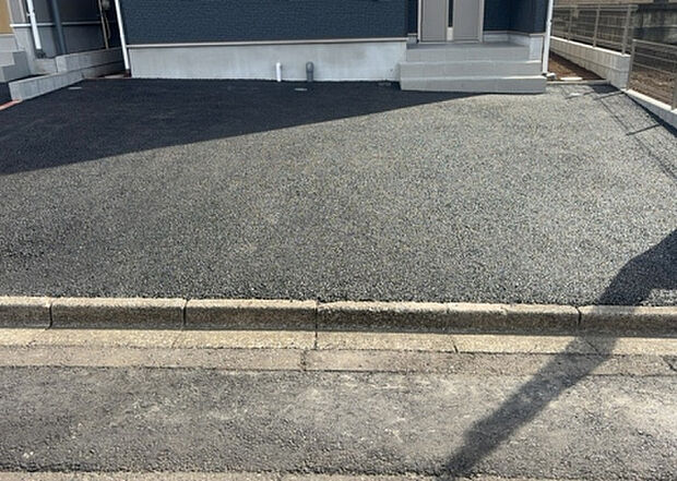 【駐車場】駐車場と明記されていても、最小スペースでつくられた駐車場だと大型車は駐車できなかったり、出入りしにくくなったりする可能性があります。お車のサイズと購入したい物件の駐車場のサイズを現地で確認しましょう。