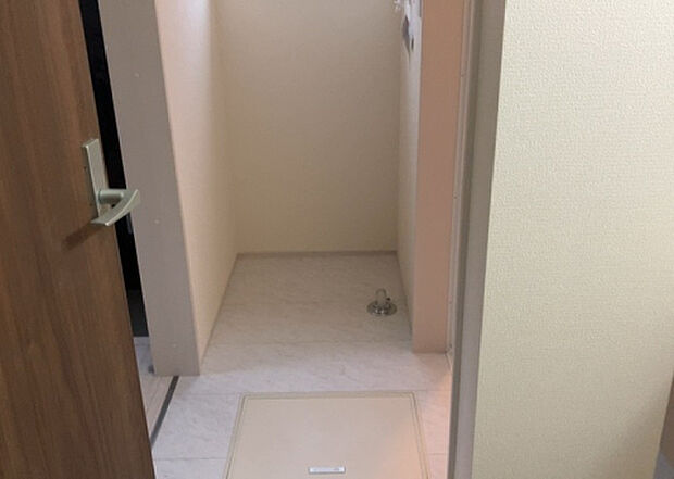 【ランドリースペース】ランドリースペースも気になります。洗濯機置場があり「洗う、干す、取り込む、アイロンがけ、たたむ」など、洗濯に関する家事をするための空間です。広さや収納など付帯設備も含めて、詳細は現地でご確認ください。