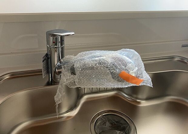 【キッチン水栓】キッチン水栓は、毎日必ず使うものだからこそ、使いやすさが重要です。シャワーヘッドの切り替えがスムーズか、吐水量が調節できるか、水しぶきが飛び散りにくい構造か、浄水機能が付いているかなど、日々の家事を快適にするための機能が数多くあります。また、デザインも多種多様なので、キッチン全体の雰囲気に合わせたものを選ぶことができます。