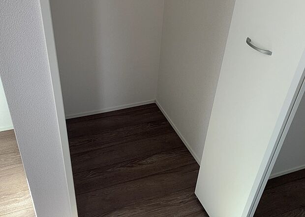 【キッチン床下収納】キッチン床下収納は、調理器具や食器などをスッキリと収納できる便利なスペースです。収納量が多いもの、引き出しがスムーズに開閉するものなど、使い勝手の良いものを選ぶことが大切です。また、湿気がこもりやすい場所なので、通気性の良いものを選ぶこともおすすめです。