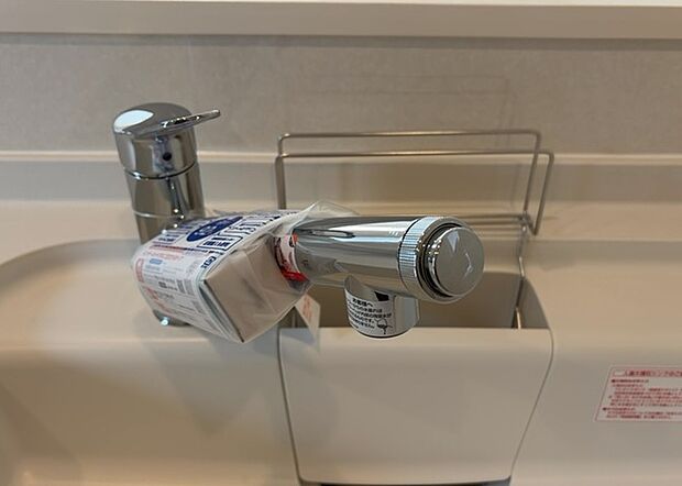 【キッチン水栓】キッチン水栓は、毎日必ず使うものだからこそ、使いやすさが重要です。シャワーヘッドの切り替えがスムーズか、吐水量が調節できるか、水しぶきが飛び散りにくい構造か、浄水機能が付いているかなど、日々の家事を快適にするための機能が数多くあります。また、デザインも多種多様なので、キッチン全体の雰囲気に合わせたものを選ぶことができます。