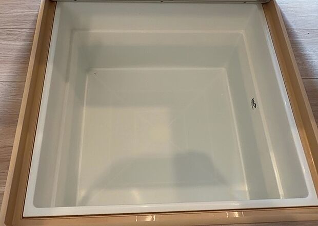 【キッチン床下収納】キッチン床下収納は、調理器具や食器などをスッキリと収納できる便利なスペースです。収納量が多いもの、引き出しがスムーズに開閉するものなど、使い勝手の良いものを選ぶことが大切です。また、湿気がこもりやすい場所なので、通気性の良いものを選ぶこともおすすめです。