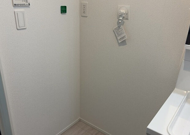 【ランドリースペース】ランドリースペースも気になります。洗濯機置場があり「洗う、干す、取り込む、アイロンがけ、たたむ」など、洗濯に関する家事をするための空間です。広さや収納など付帯設備も含めて、詳細は現地でご確認ください。