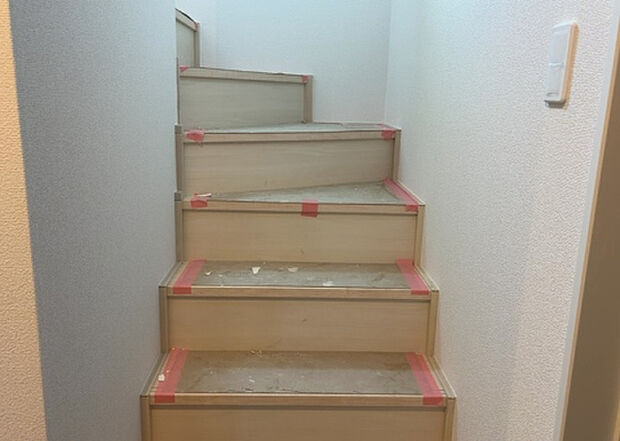 【内装】建物の上下階の通路である階段は、その位置によって動線や室内の印象が大きく左右されます。手摺にも重要な役割があり、転倒の防止・歩行や動作を円滑にして日常生活を支えることを主な目的として設置されています。