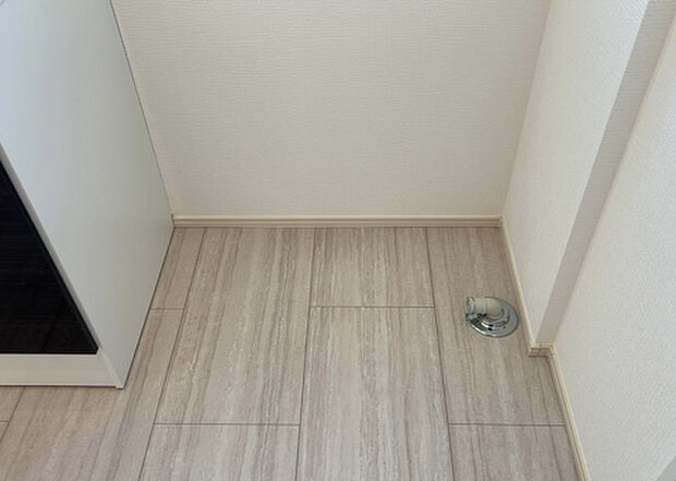 【ランドリースペース】ランドリースペースも気になります。洗濯機置場があり「洗う、干す、取り込む、アイロンがけ、たたむ」など、洗濯に関する家事をするための空間です。広さや収納など付帯設備も含めて、詳細は現地でご確認ください。