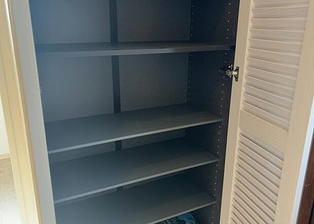 【玄関収納】玄関収納は、靴や傘、コートなどをスッキリと収納できるだけでなく、来客時に見せる顔となるため、家の顔とも言えます。収納量だけでなく、デザイン性も重視したいところです。ミラー付きの収納であれば、外出前の身だしなみチェックにも便利です。