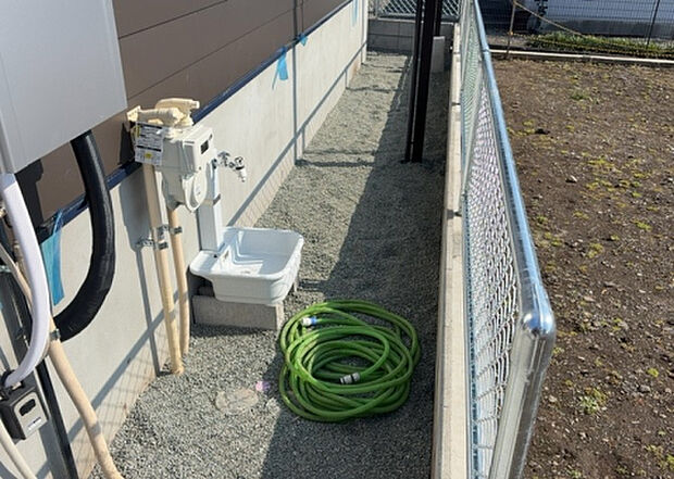 【庭】庭があることでガーデニングや家庭菜園はもちろん、こどもの遊び場やペットを放して遊ぶことができます。また、家の周囲に余裕があるということです。隣地との間があれば、十分な日当たりと、風通しが確保できます。