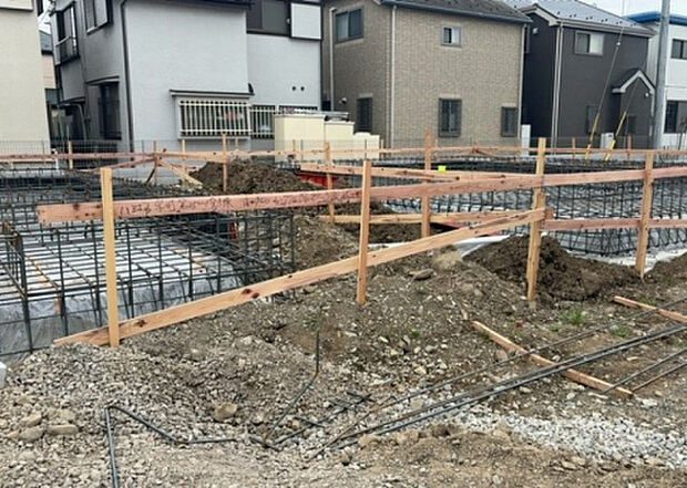 【庭_2】庭のある家に住むことのメリットとして、子どもたちの遊び場を確保できること、ガーデニングや家庭菜園を楽しめること、明るさを確保できることがあります。また、配置を工夫することでプライバシーが確保できます。