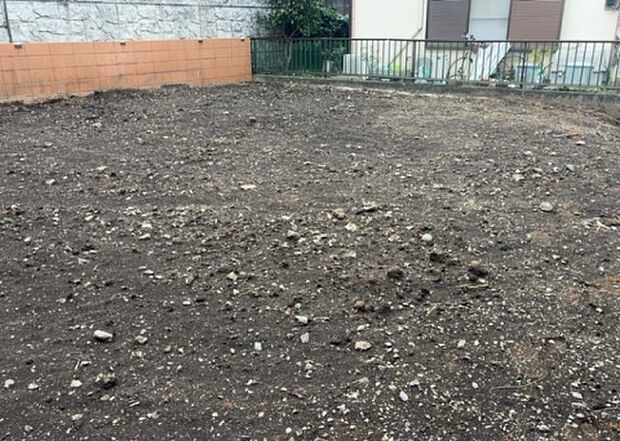 【構造・工法・仕様_2】ベタ基礎とは、柱の位置に関係なく全体に基礎がある事を指し、面積が大きい分建物の重さを全体に分散できます。また、地面からの湿気や害虫を遮断でき、木造住宅で心配されるシロアリ被害を防ぐ効果も期待できます。