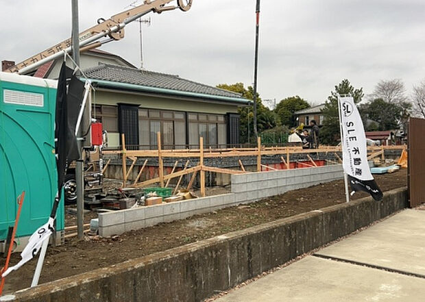 【玄関_2】玄関は、狭すぎると複数人で使いにくく、広すぎても無駄な空間になりがちです。最低2畳を目安にして、家の広さとの兼ね合いや家族の人数を考慮して決めるとよいでしょう。現地を見学して快適な玄関を選びましょう!