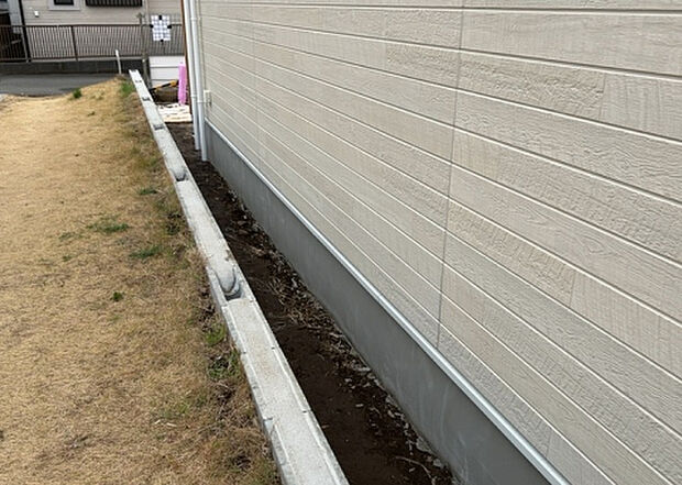 【庭_2】庭のある家に住むことのメリットとして、子どもたちの遊び場を確保できること、ガーデニングや家庭菜園を楽しめること、明るさを確保できることがあります。また、配置を工夫することでプライバシーが確保できます。