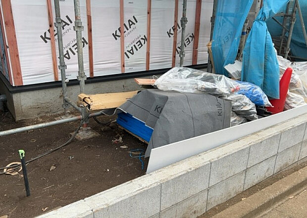 【構造・工法・仕様_2】ベタ基礎とは、柱の位置に関係なく全体に基礎がある事を指し、面積が大きい分建物の重さを全体に分散できます。また、地面からの湿気や害虫を遮断でき、木造住宅で心配されるシロアリ被害を防ぐ効果も期待できます。