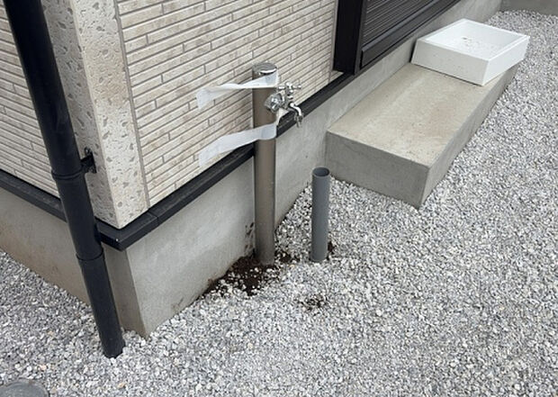 【その他設備】敷地内には、散水栓や立水栓があります。水道水を直接利用できるため、水を運ぶ手間を省くことが出来ます。大量の水を必要とする洗車作業や清掃などに役立ちます。その他設備とあわせて、現地でご確認ください。