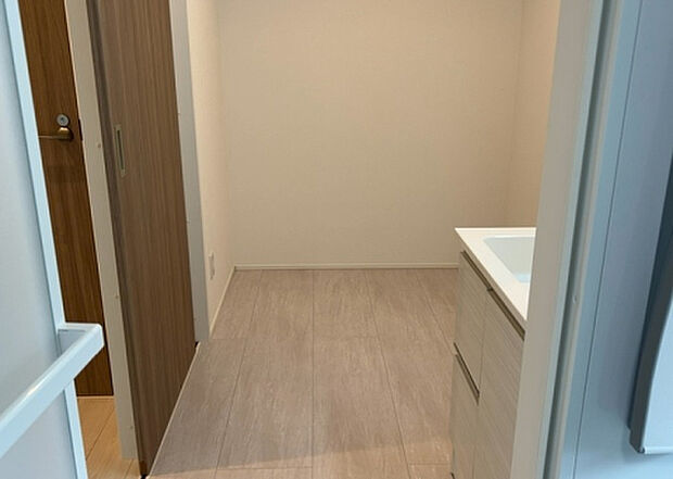 【脱衣場】多くの戸建て住宅で見かける洗面脱衣所は、洗面台と洗濯機が2畳ほどのスペースに並べられていて、洗面所が脱衣所を兼ね備えている間取りが一般的です。お客様が利用することもある、パブリックな空間でもあります。