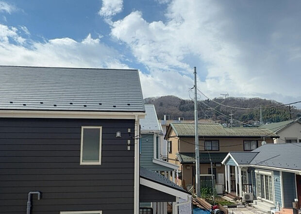 【物件からの展望】眺望を気にして物件を探す場合、前面に建物が建っていないか現地で確認しましょう！前面に建物があると景色はもちろん、日当たりや風通しにも影響が出てきます。住んだ時のことを想像しながら現地見学をしましょう。