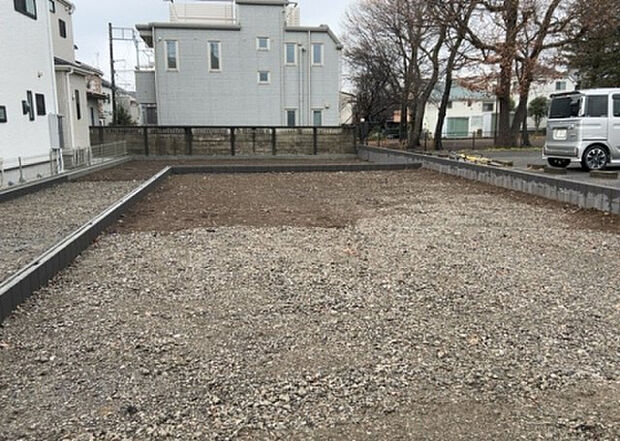 【外観_3】現地に行くなら、物件の周囲の地形がどうなっているかを見ることも大切です。周辺より低くなっている土地では、大雨などで水が集まりやすいため、地盤が弱くなっているということも考えられるため、注意が必要です。