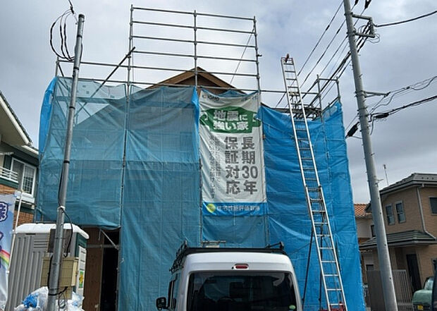 【外観_3】現地に行くなら、物件の周囲の地形がどうなっているかを見ることも大切です。周辺より低くなっている土地では、大雨などで水が集まりやすいため、地盤が弱くなっているということも考えられるため、注意が必要です。