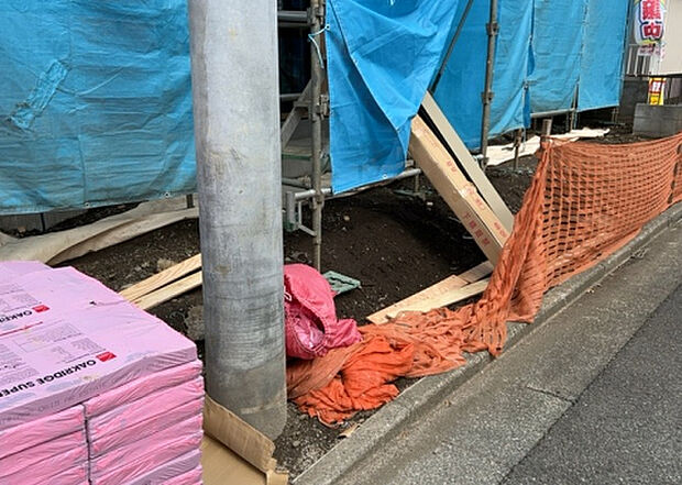 【庭_2】庭のある家に住むことのメリットとして、子どもたちの遊び場を確保できること、ガーデニングや家庭菜園を楽しめること、明るさを確保できることがあります。また、配置を工夫することでプライバシーが確保できます。