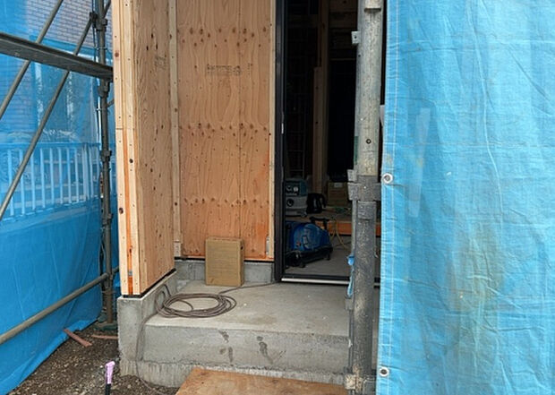 【玄関】玄関は家の顔でもあり、家族以外の目にも止まる場所です。玄関は外との間を仕切る扉、靴などをしまっておく収納スペース、靴脱ぎのたたきスペース、来客とのやり取りをするドアホンなど複数のアイテムからなります。