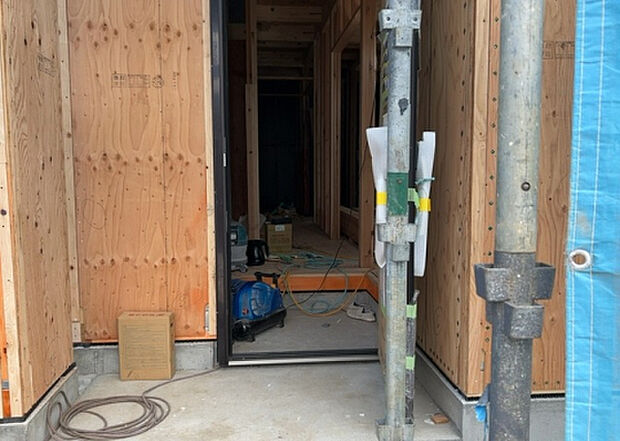 【玄関_2】玄関は、狭すぎると複数人で使いにくく、広すぎても無駄な空間になりがちです。最低2畳を目安にして、家の広さとの兼ね合いや家族の人数を考慮して決めるとよいでしょう。現地を見学して快適な玄関を選びましょう！