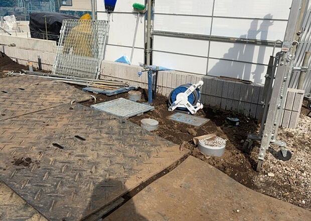 【その他設備】敷地内には、散水栓や立水栓があります。水道水を直接利用できるため、水を運ぶ手間を省くことが出来ます。大量の水を必要とする洗車作業や清掃などに役立ちます。その他設備とあわせて、現地でご確認ください。