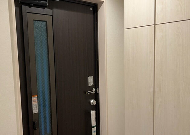 【玄関】玄関は家の顔でもあり、家族以外の目にも止まる場所です。玄関は外との間を仕切る扉、靴などをしまっておく収納スペース、靴脱ぎのたたきスペース、来客とのやり取りをするドアホンなど複数のアイテムからなります。