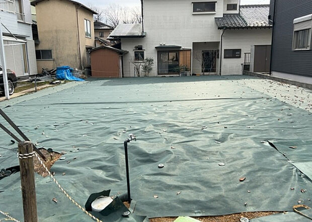 【構造・工法・仕様_2】ベタ基礎とは、柱の位置に関係なく全体に基礎がある事を指し、面積が大きい分建物の重さを全体に分散できます。また、地面からの湿気や害虫を遮断でき、木造住宅で心配されるシロアリ被害を防ぐ効果も期待できます。