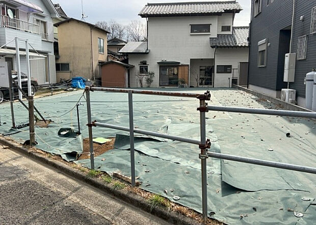 【玄関_2】玄関は、狭すぎると複数人で使いにくく、広すぎても無駄な空間になりがちです。最低2畳を目安にして、家の広さとの兼ね合いや家族の人数を考慮して決めるとよいでしょう。現地を見学して快適な玄関を選びましょう!