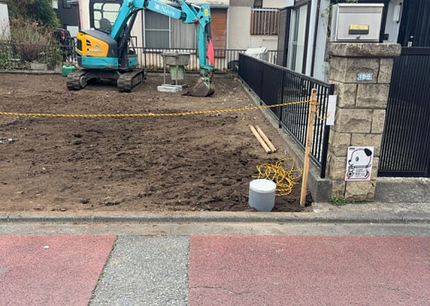 【玄関】玄関は家の顔でもあり、家族以外の目にも止まる場所です。玄関は外との間を仕切る扉、靴などをしまっておく収納スペース、靴脱ぎのたたきスペース、来客とのやり取りをするドアホンなど複数のアイテムからなります。