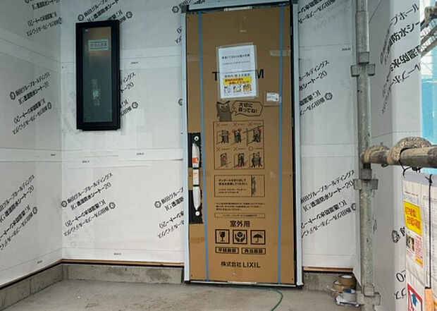 【玄関_2】玄関は、狭すぎると複数人で使いにくく、広すぎても無駄な空間になりがちです。最低2畳を目安にして、家の広さとの兼ね合いや家族の人数を考慮して決めるとよいでしょう。現地を見学して快適な玄関を選びましょう！