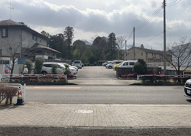 【物件からの展望_2】眺望を気にして物件を探す場合、前面に建物が建っていないか現地で確認しましょう！前面に建物があると景色はもちろん、日当たりや風通しにも影響が出てきます。住んだ時のことを想像しながら現地見学をしましょう。