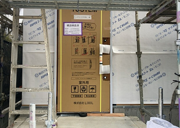 【玄関_2】玄関は、狭すぎると複数人で使いにくく、広すぎても無駄な空間になりがちです。最低2畳を目安にして、家の広さとの兼ね合いや家族の人数を考慮して決めるとよいでしょう。現地を見学して快適な玄関を選びましょう！