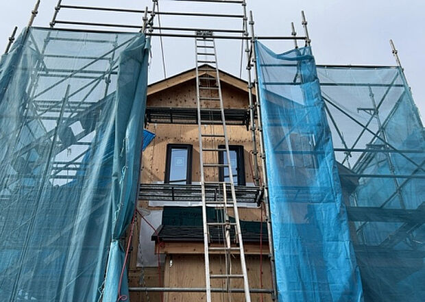 【外観_3】現地に行くなら、物件の周囲の地形がどうなっているかを見ることも大切です。周辺より低くなっている土地では、大雨などで水が集まりやすいため、地盤が弱くなっているということも考えられるため、注意が必要です。