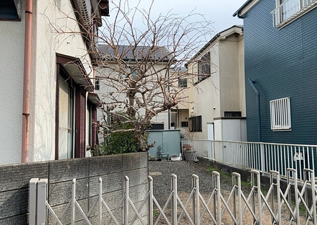 【その他設備】敷地内には、散水栓や立水栓があります。水道水を直接利用できるため、水を運ぶ手間を省くことが出来ます。大量の水を必要とする洗車作業や清掃などに役立ちます。その他設備とあわせて、現地でご確認ください。